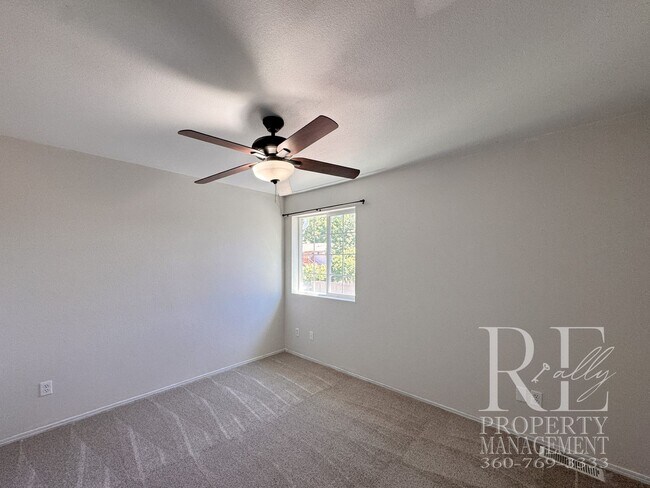 Building Photo - Spacious Bremerton Retreat with Designer Kitchen, Large Fenced Yard & Primary Suite