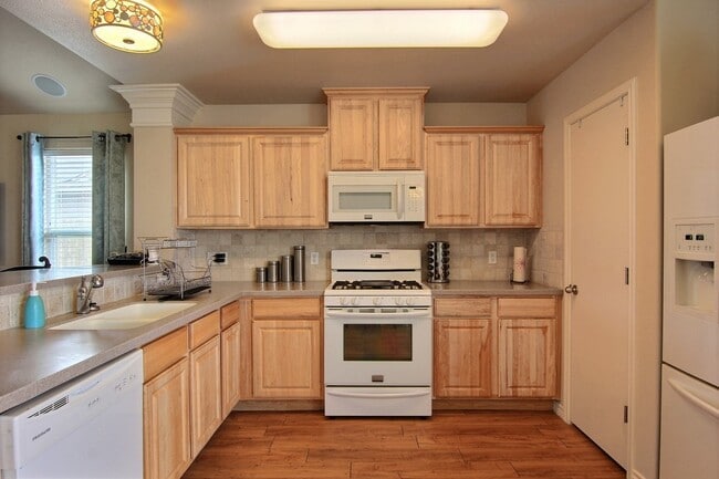 Building Photo - 3934 Los Arroyos Dr