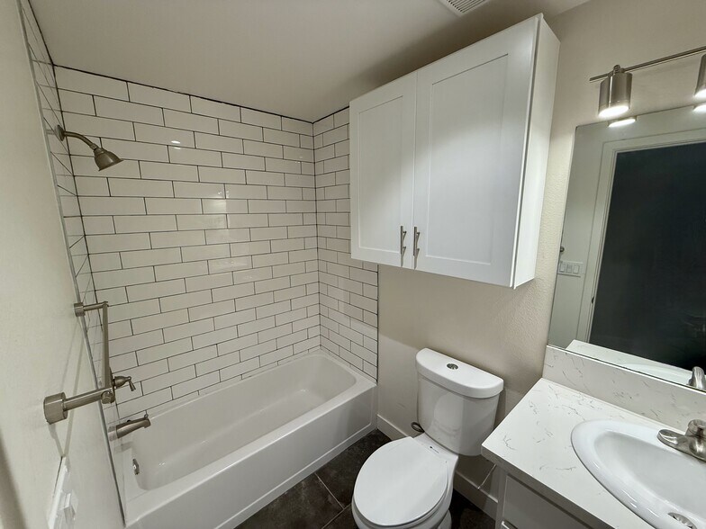 Shared full bath - 3722 Florida St