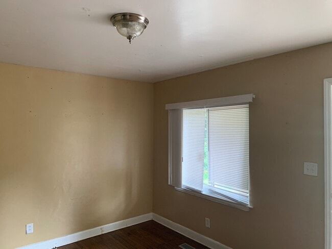 Building Photo - Move-in ready 1 Story Duplex located in th...