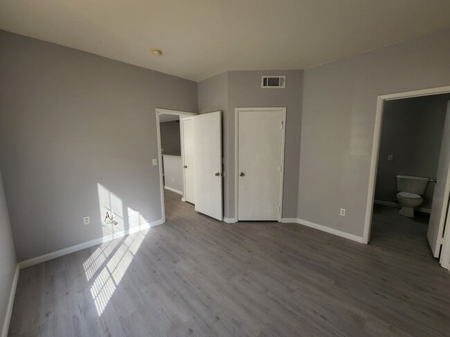 Building Photo - Beautifully Updated 2nd Floor-Condo 2BED/2...