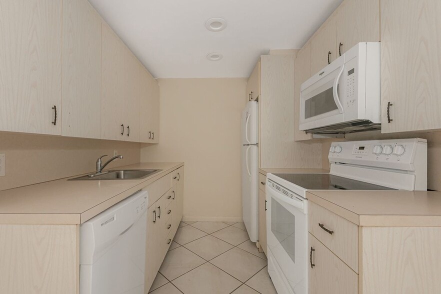 Building Photo - 2009 Cornwall Dr