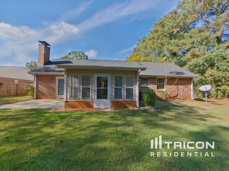 Building Photo - 5823 Williamsburg Dr NW