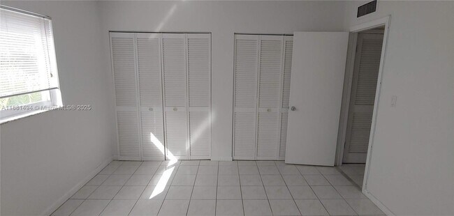 Building Photo - 1400 NE 54th St