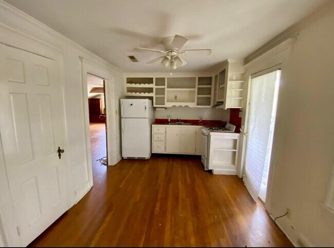Building Photo - 407b Lewis St - Unit B