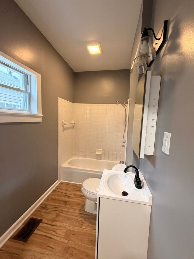 Building Photo - Beautifully renovated 2 br house!