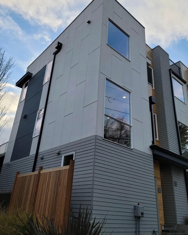 Building Photo - Newer end unit 2 bed 2 bath townhome w/ amazing views