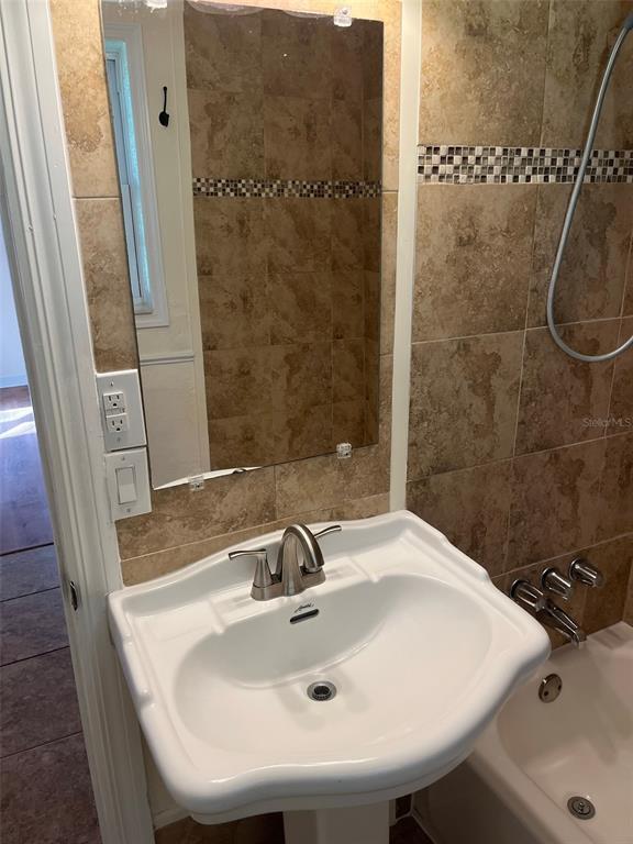 Building Photo - 122 NE 37th Terrace