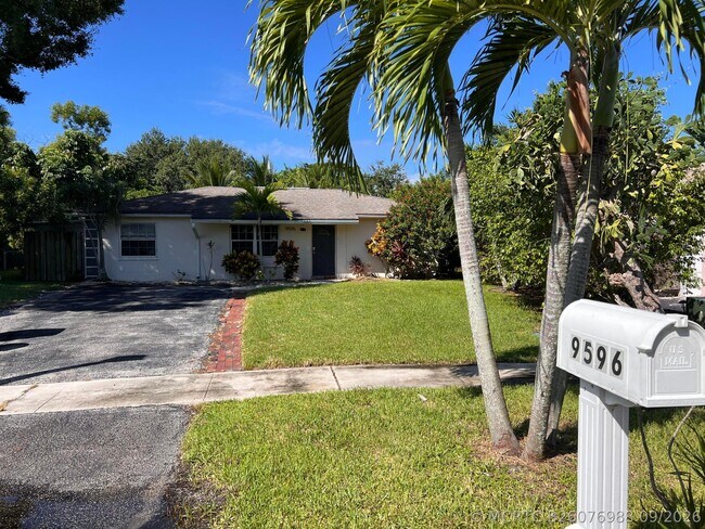 Building Photo - 9596 Richmond Cir