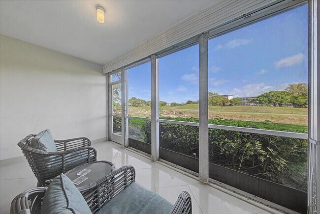 Building Photo - 2701 S Palm Aire Dr