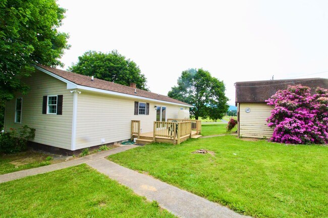 Building Photo - Stunning Home with Breathtaking Blue Ridge Mountain Views!   3 Bedrooms | 2 Baths