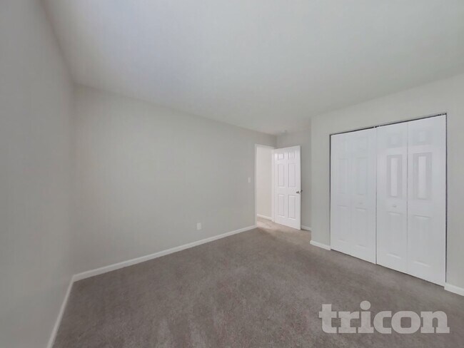 Building Photo - 2437 Middle View Dr