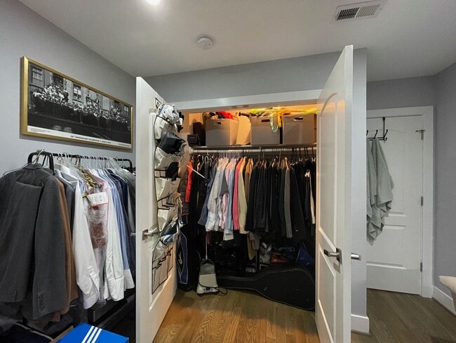 Building Photo - Spacious 2BR Townhouse with Backyard & Bon...
