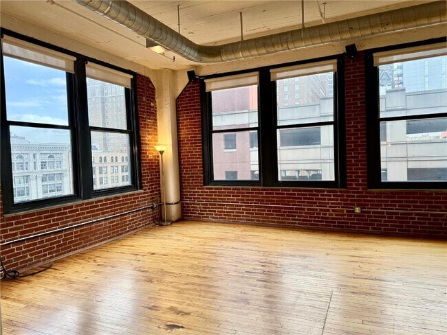 Building Photo - 1010 St Charles St