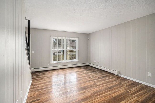 Building Photo - $1250 /2-bedr/1.5 bath town house duplex; tenant pays only electric (Kalamazoo)