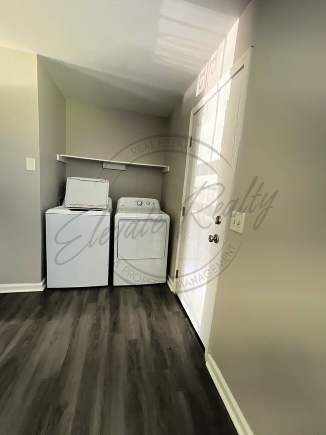 Building Photo - Updated Two-Bedroom Duplex for Rent Near Trinity Hills, Nashville!