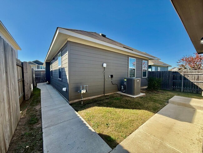 Building Photo - Impeccable 3 Bedroom in Trace