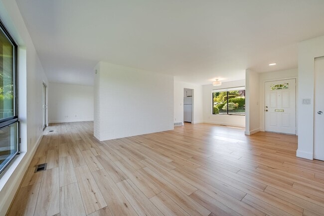Building Photo - Updated 2 Bedroom House in Magnolia