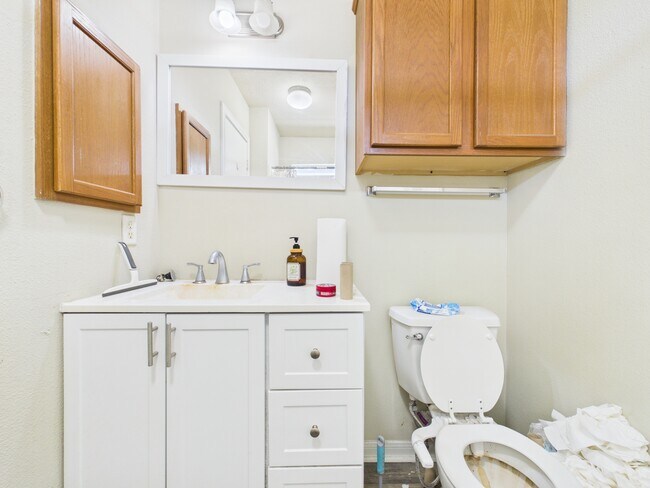 Building Photo - 513 Camp Ct