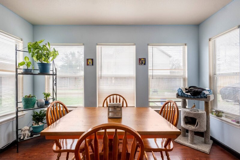 Building Photo - 1700 Balsam Way