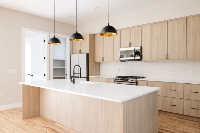 Building Photo - LUX 4BD, 3BA Home with 2-Car Garage and Ba...