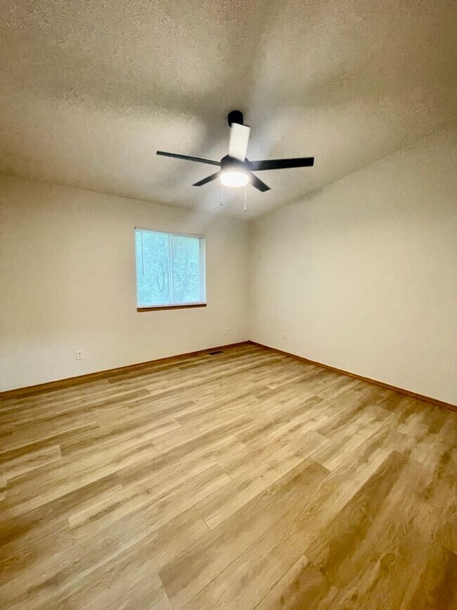 Building Photo - Remodeled Derby Duplex!