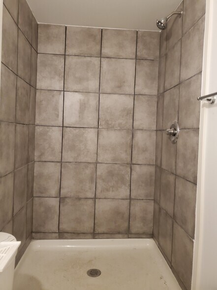 shower - 926 Kinzler Ave