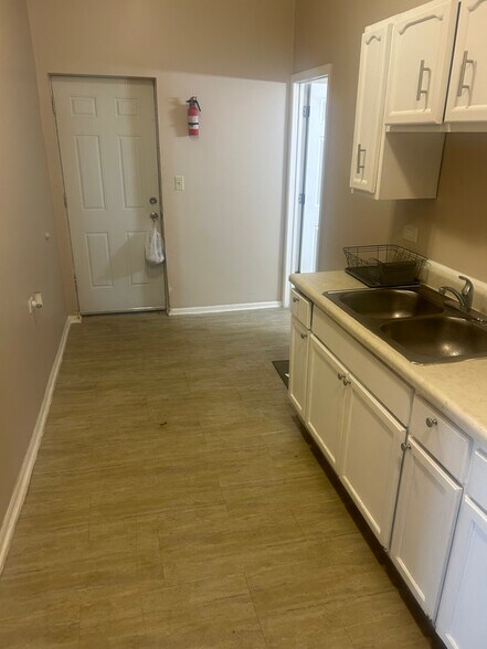 Building Photo - 956 E 76th St