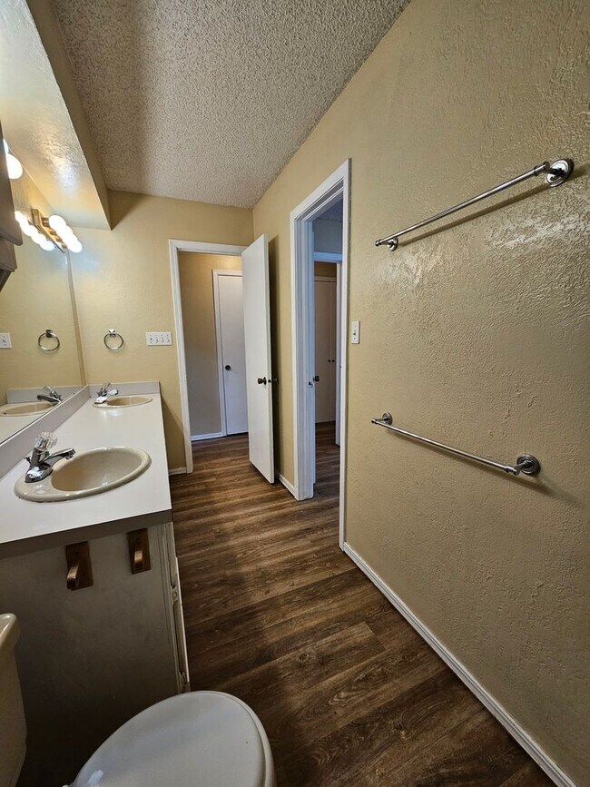 Building Photo - (3) Bed/(2) Bath West Norman Townhome Available NOW!