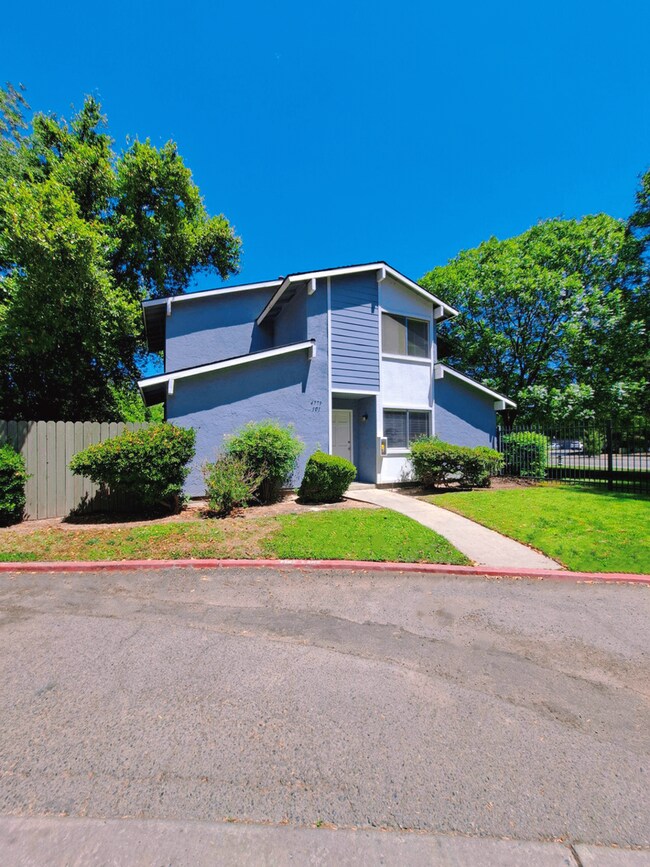Building Photo - 4779 N Cedar Ave