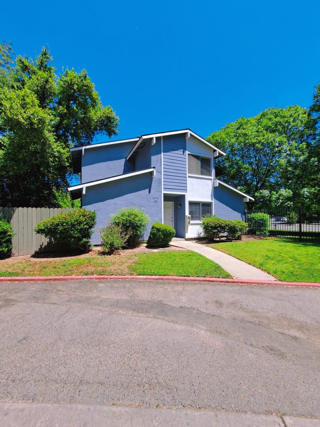 Building Photo - Move-in Special: Half Off the 1st Month's Rent – Comfortable 2 Story Condo By Fresno State!