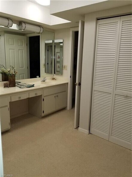 Building Photo - Rose Garden Furnished Unit Available May - Nov