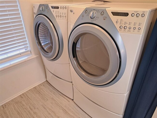 Building Photo - 6703 Hill Oaks Dr