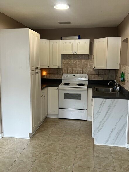 Building Photo - 4324 Hedge Dr N