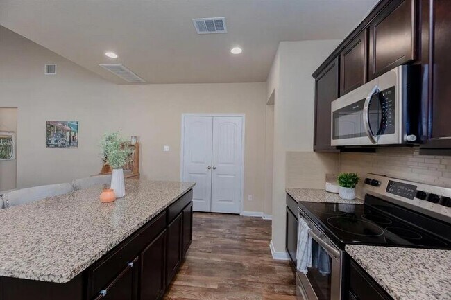 Building Photo - 652 Donegal Ln