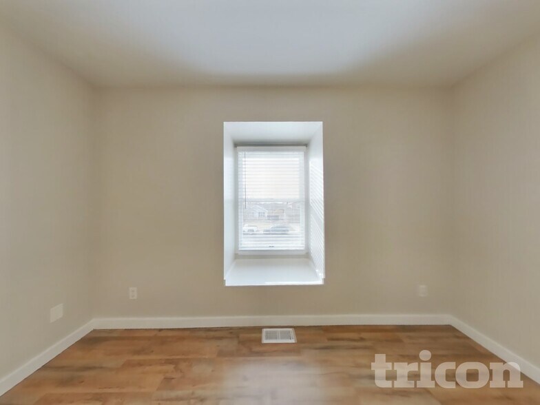 Building Photo - 106 N 49th Ave Ct