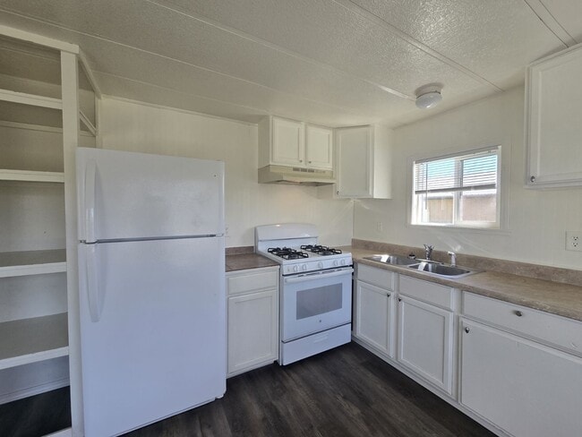 Building Photo - 2097 Castle Ave