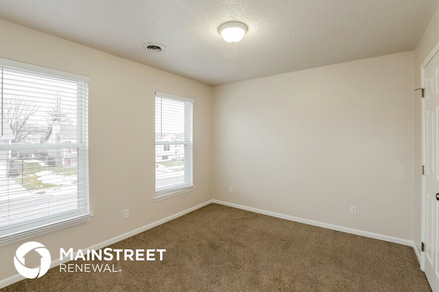 Building Photo - 11115 N Lewis Ave