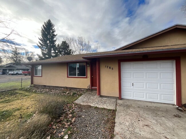 Primary Photo - 2 Bedroom Duplex in Prineville