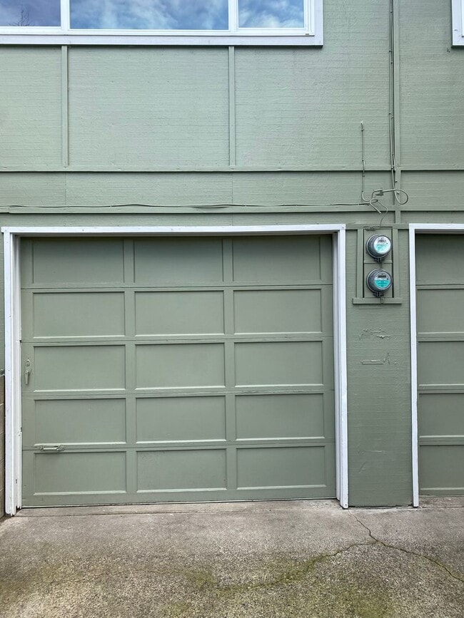 Building Photo - HSM01 ~ 1555/1565 Copping Street