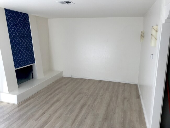Building Photo - M/I SPECIAL - Remodeled Townhome in Point ...