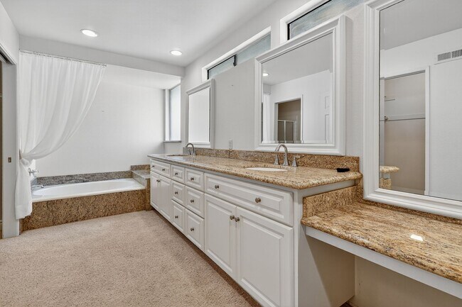 Building Photo - 5BR; 3BA Pool Home with Stunning Views in ...