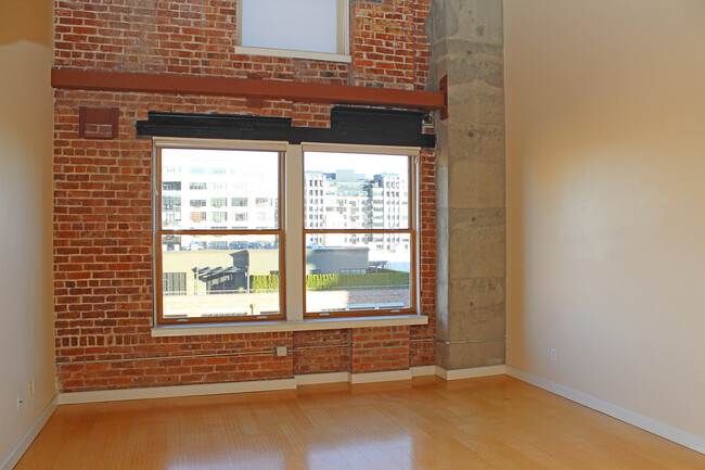 Building Photo - 1265 Sq Ft Dazzling Urban Chown Pella Loft...