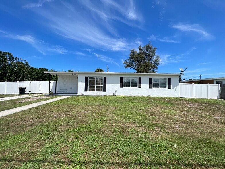 Building Photo - 1011 Bianca Dr NE