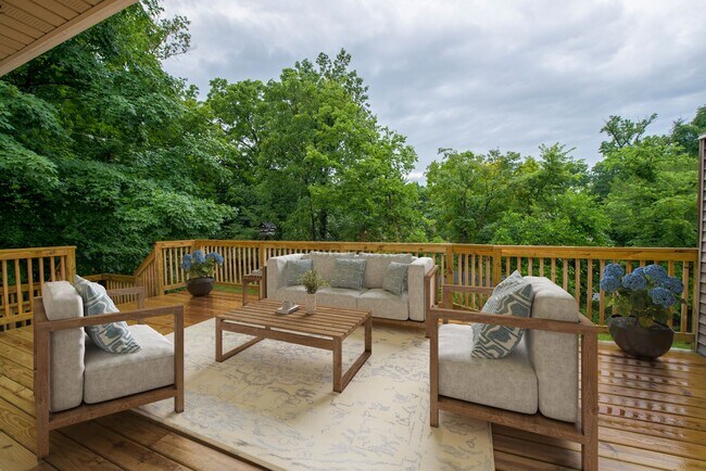 Building Photo - 5590-5592 Timber Lane Shorewood MN