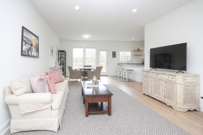 Building Photo - Luxury Three Bedroom Townhouse in Lincolnton