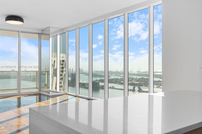 Building Photo - 2020 N Bayshore Dr