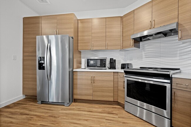 Building Photo - 2425 E Riverside Dr