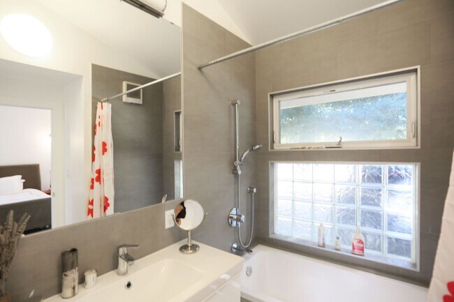 Building Photo - Gorgeous 4BR/3BA Single Family Home in the heart of Sonoma Wine Country, Pool, Deck, Pickle Ball ...