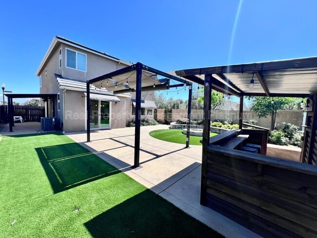 Building Photo - 2038 N Perry Ln